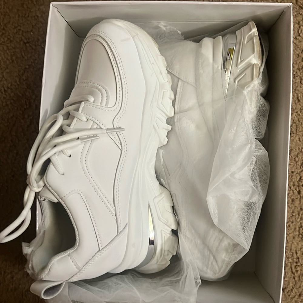 white tennis shoes